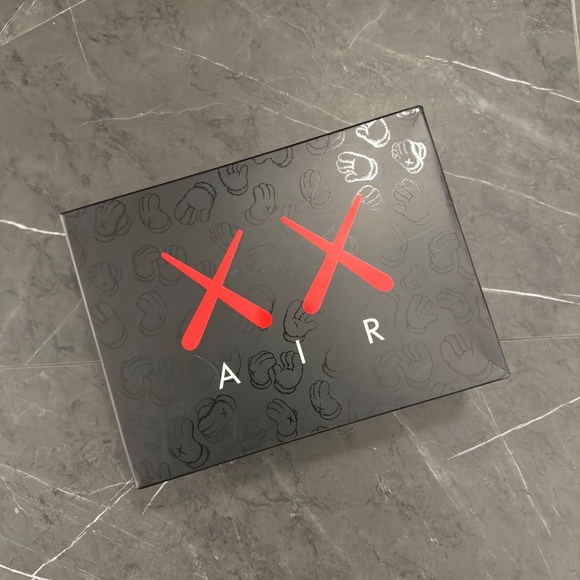 Jordan 4 Retro Kaws - Picture 5 of 8